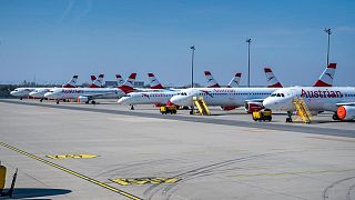 Zahlreiche Flieger der Austrian Airlines müssen wegen Krankheitsfällen in der Belegschaft gestrichen werden: Wo möglich werden Passagier:innen umgebucht, heißt es.