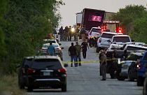 Policiers et secouristes américains déployés autour du camion charnier découvert à San Antonio, 27/06/2022