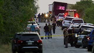 Policiers et secouristes américains déployés autour du camion charnier découvert à San Antonio, 27/06/2022