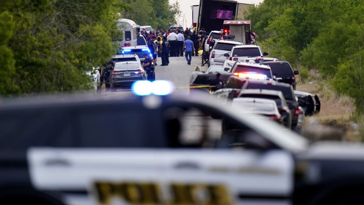 Αυτοκίνητα της αστυνομίας αποκλείουν την περίμετρο στο σημείο όπου βρέθηκε το φορτηγό με τους νεκρούς μετανάστες στο Τέξας