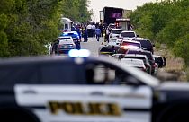 Αυτοκίνητα της αστυνομίας αποκλείουν την περίμετρο στο σημείο όπου βρέθηκε το φορτηγό με τους νεκρούς μετανάστες στο Τέξας