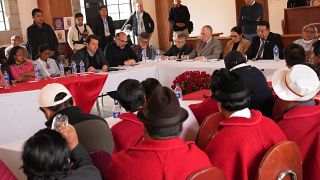 Gobierno y la organización indígena se reúnen para encontrar posibles soluciones al descontento social en la Basílica del Voto Nacional en Quito, el 27 de junio de 2022.