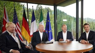 صورة للرئيس الفرنسي والأمريكي والمستشار الألماني ورئيس الوزراء البريطاني في قمة السبع