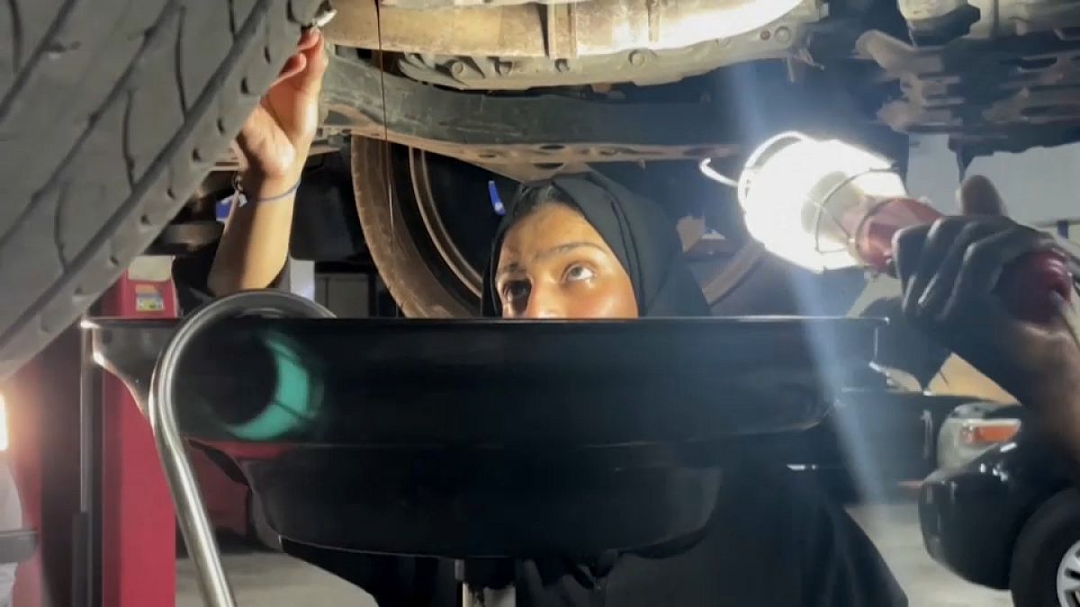 ورشة صيانة سيارات نسوية هي الأولى من نوعها في الإمارات