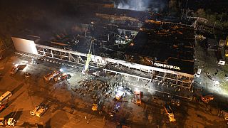 Un incendio en un centro comercial tras un ataque con cohetes en Kremenchuk, Ucrania, 27/6/2022