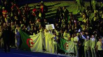Miembros del equipo argelino entran en la inauguración de los Juegos Mediterráneos en Orán, Argelia, el sábado 25 de junio de 2022. 