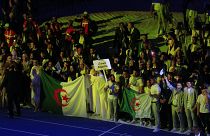 Miembros del equipo argelino entran en la inauguración de los Juegos Mediterráneos en Orán, Argelia, el sábado 25 de junio de 2022.