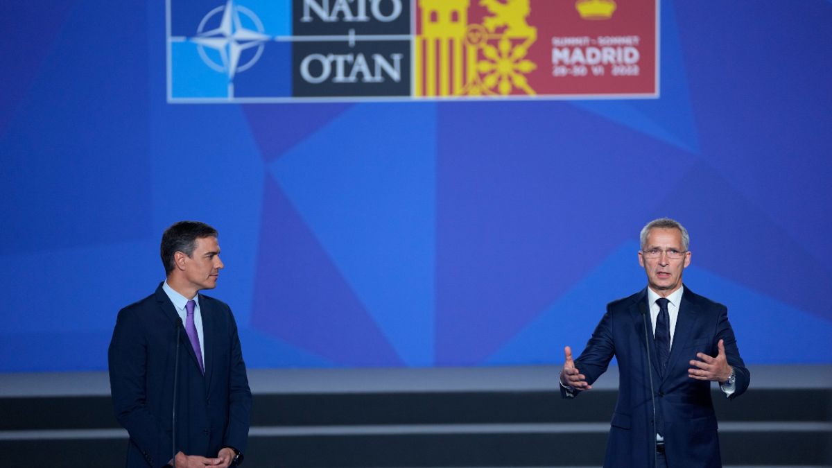 الأمين العام لحلف الناتو ينس ستولتنبرغ ورئيس الوزراء الإسباني بيدرو سانشيز، يلقيان خطابين في مكان القمة الأطلسية قبيل انعقادها بمدريد، إسبانيا 28 يونيو 2022