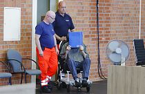 El exguardia de las SS llega al tribunal en silla de ruedas. Berlín, Alemania, 28/6/2022