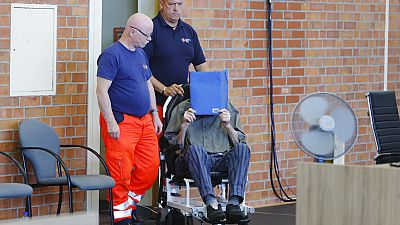 El exguardia de las SS llega al tribunal en silla de ruedas. Berlín, Alemania, 28/6/2022