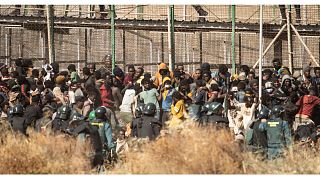 مهاجرون عند الحدود بين إسبانيا والمغرب