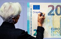 Az Európai Központi Bank vezetője aláír egy óriási bankjegyet 2019-ben