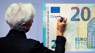 Az Európai Központi Bank vezetője aláír egy óriási bankjegyet 2019-ben