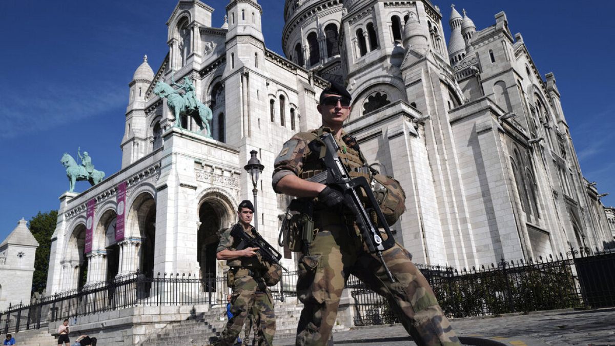 Militaires de la mission Vigipirate en train de patrouiller près de la Basilique du Sacré-Cœur à Paris, le 07/05/2020 - Archives
