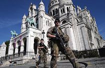 Militaires de la mission Vigipirate en train de patrouiller près de la Basilique du Sacré-Cœur à Paris, le 07/05/2020 - Archives