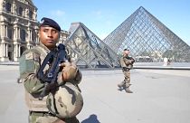 La patrulla de la 'Operación Centinela' recorre los alrededores del Museo del Louvre
