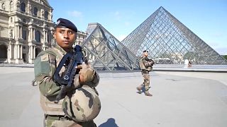 Военные в Париже