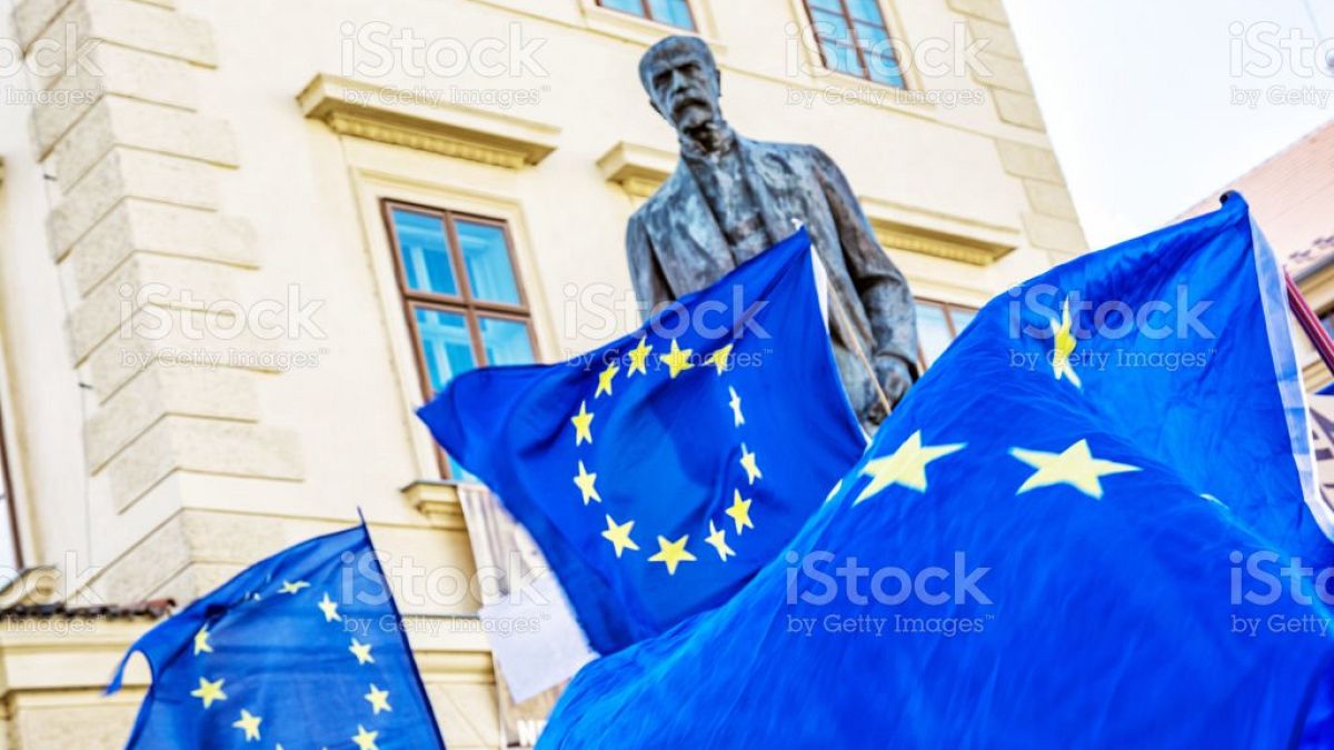 Флаг Евросоюза на пражской площади с памятником Томаша Масарика 