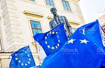 Флаг Евросоюза на пражской площади с памятником Томаша Масарика
