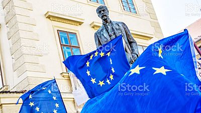 Флаг Евросоюза на пражской площади с памятником Томаша Масарика