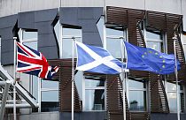 Edinburgh'daki İskoç parlamentosunun dışındaki İngiltere, İskoçya ve Avrupa Birliği bayrakları