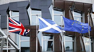Edinburgh'daki İskoç parlamentosunun dışındaki İngiltere, İskoçya ve Avrupa Birliği bayrakları 