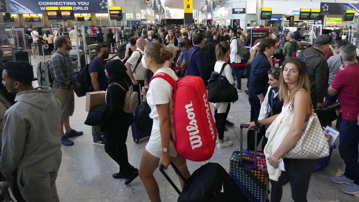 Viele Reisende am Flughafen Heathrow in London - trotz steigender Zahl von Corona-infektionen tragen nur wenige Masken