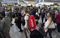 Viele Reisende am Flughafen Heathrow in London - trotz steigender Zahl von Corona-infektionen tragen nur wenige Masken