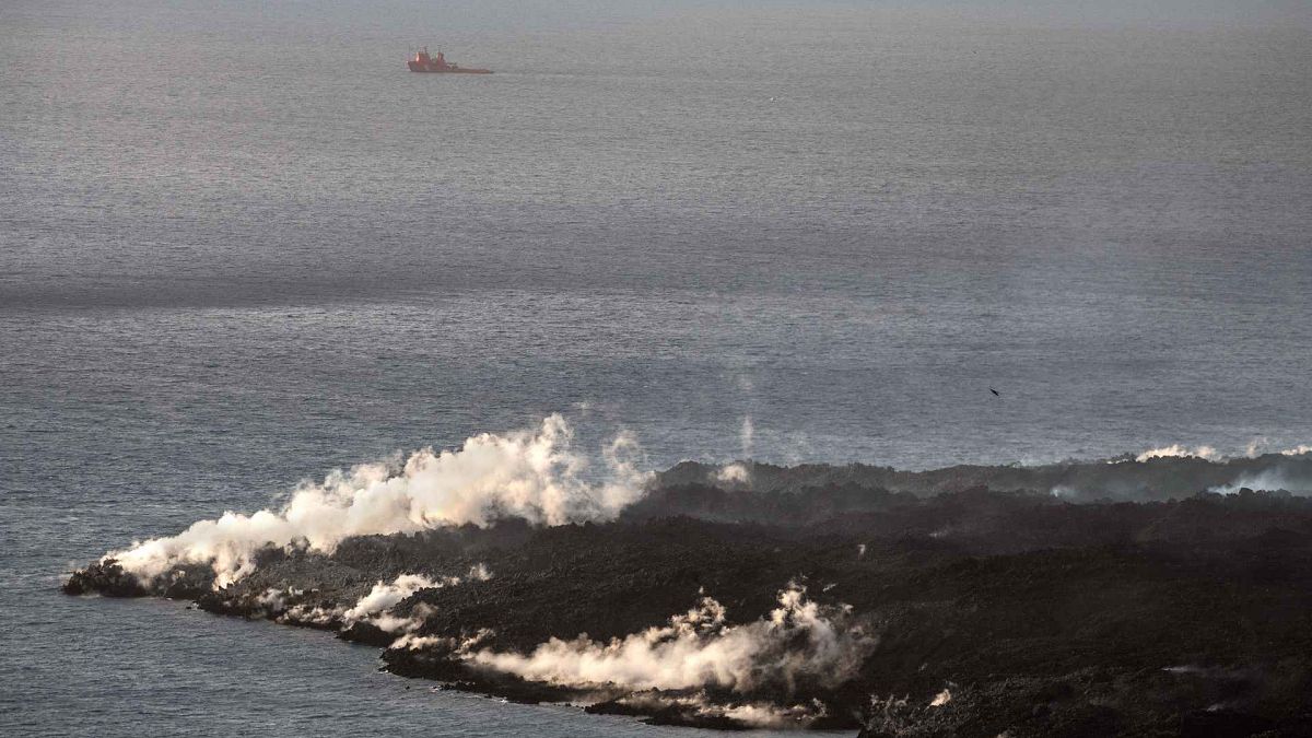 تتدفق الحمم البركانية من بركان في جزيرة لا بالما بإسبانيا، الاثنين 4 أكتوبر 2021