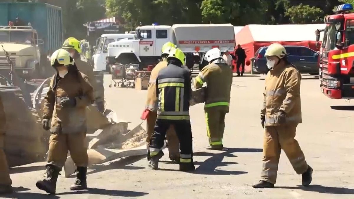 Tűzoltók keresik az áldozatokat a kremencsuki bevásárlóközpont romjainál