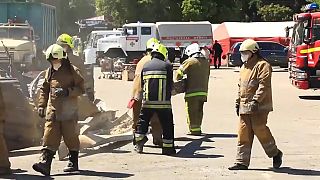 Tűzoltók keresik az áldozatokat a kremencsuki bevásárlóközpont romjainál