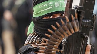 مقاتل تابع لحركة حماس يحمل سلاح في غزة - أرشيف