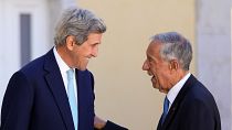 L'envoyé spécial du président des États-Unis pour le climat, John Kerry, est accueilli par le président portugais Marcelo Rebelo de Sousa, le 28 juin 2022.