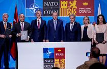 Les délégations turques, suédoises et finlandaises, ainsi que le secrétaire général de l'OTAN, après l'annonce d'un accord entre Ankara, Stockholm et Helsinki, le 22/06/2022