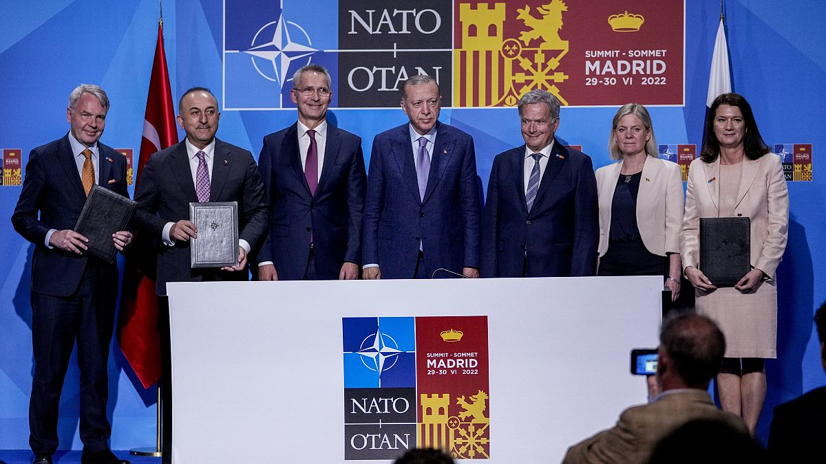 В среду лидеры альянса примут решение о  приглашении в НАТО Финляндии и Швеции