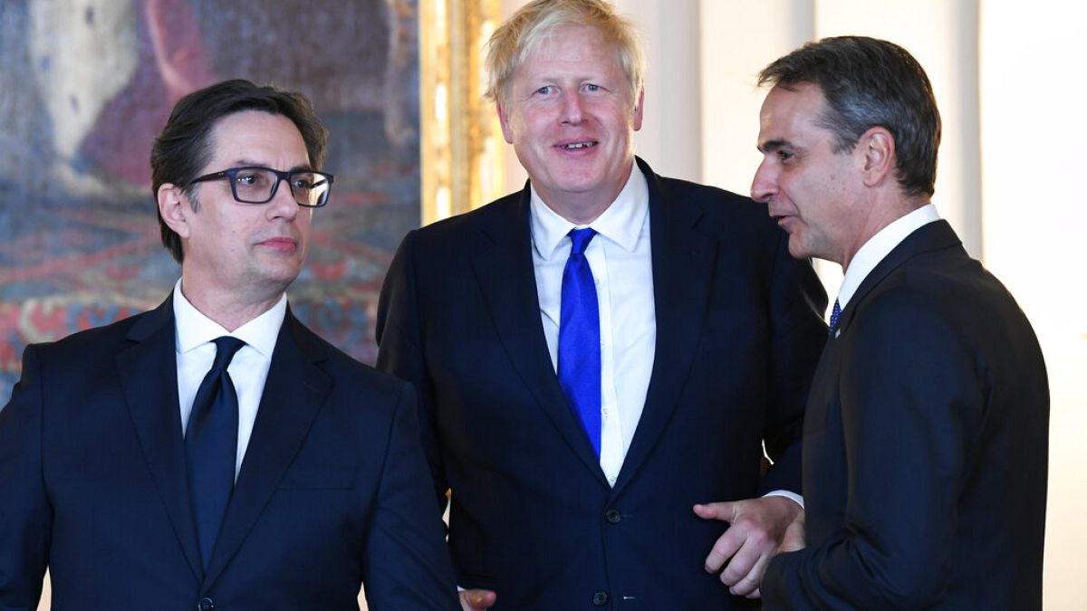 Ο Έλληνας πρωθυπουργός Κυριάκος Μητσοτάκης με του; πρωθυπουργούς Βρετανίας και Βόρειας Μακεδονίας στο δείπνο των ηγετών του ΝΑΤΟ στη Μαδρίτη 