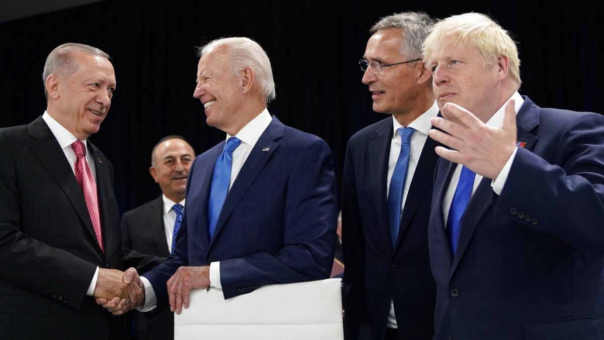 Los presidentes de Estados Unidos y Turquía se dan la mano en presencia del secretario general de la OTAN y el primer ministro británico
