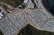 صورة من السماء لمخيم كاراتيبي للاجئين في جزيرة ليسبوس بشرق بحر إيجه في اليونان