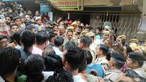 تجمع روز سه‌شنبه مردم جلوی درب مغازه خیاطی فرد مقتول در ایالت راجستان