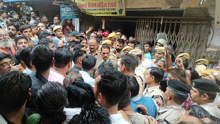تجمع روز سه‌شنبه مردم جلوی درب مغازه خیاطی فرد مقتول در ایالت راجستان
