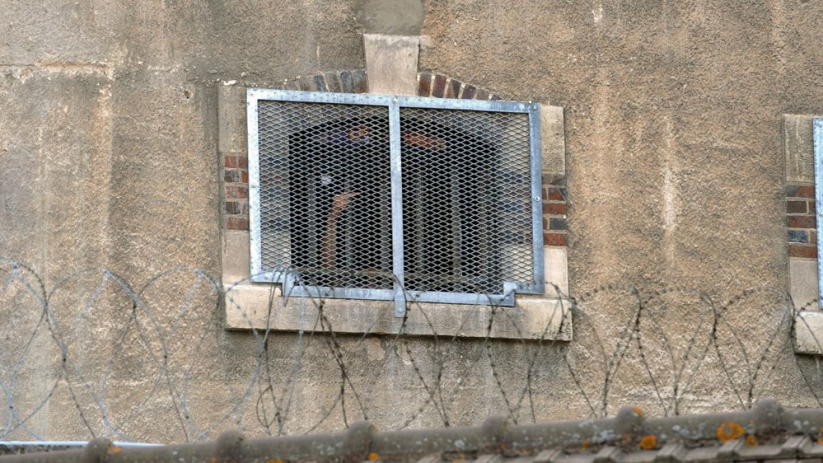 Archives : photo de la fenêtre d'une cellule de la prison d'Auxerre (centre de la France), le 09/09/2009