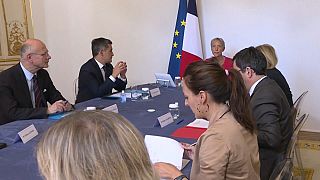 Il primo ministro francese Elisabeth Borne convoca i prefetti dopo la risalita di casi di Covid-19
