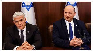 رئيس الوزراء الإسرائيلي نفتالي بينيت ووزير الخارجية الإسرائيلي يائير لبيد يحضران اجتماعًا لمجلس الوزراء