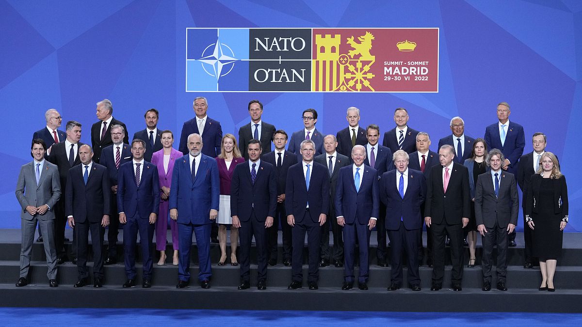 رئيس الأمريكي جو بايدن  والأمين العام لحلف الناتو ينس ستولتنبرغ خلال اجتماع في قمة الناتو في مدريد ، إسبانيا، 29 يونيو ، 2022. 