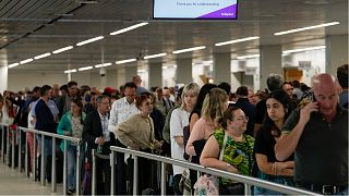 طوابير مسافرين ينتظرون تسجيل الوصول وركوب الرحلات في مطار سخيبول بأمستردام