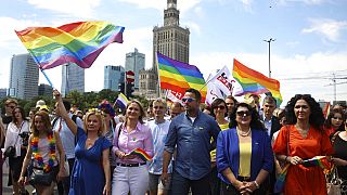 Varsó polgármestere, Rafal Trzaskowski és az egyenlőségért felelős európai biztos, Hanna Dalli a "Varsói és kijevi Pride"-on vonul 2022- június 25-én