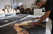 الفنان السعودي أحمد ماطر يعمل في الاستوديو الخاص به بالعاصمة الرياض لمشروع سيعرض في الصحراء 
