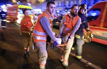 إجلاء امرأة مصابة من قاعة حفلات باتاكلان في هجمات نفذها تنظيم الدولة الإسلامية واستهدفت مدنيين في العاصمة الفرنسية، باريس، 13 نوفمبر 2015 