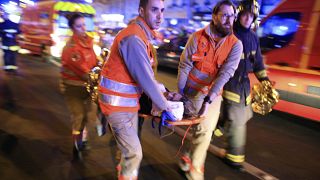 إجلاء امرأة مصابة من قاعة حفلات باتاكلان في هجمات نفذها تنظيم الدولة الإسلامية واستهدفت مدنيين في العاصمة الفرنسية، باريس، 13 نوفمبر 2015