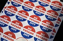 ARCHIVO - Se muestran en español las pegatinas "He votado hoy" o "I voted today" en un centro de votación en Filadelfia, el 21 de mayo de 2019.